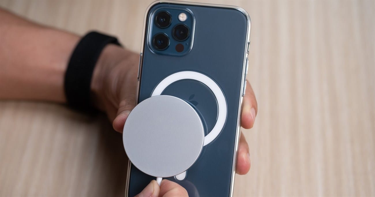 8 cách sạc pin cho iPhone 12 khi Apple không đi kèm củ sạc